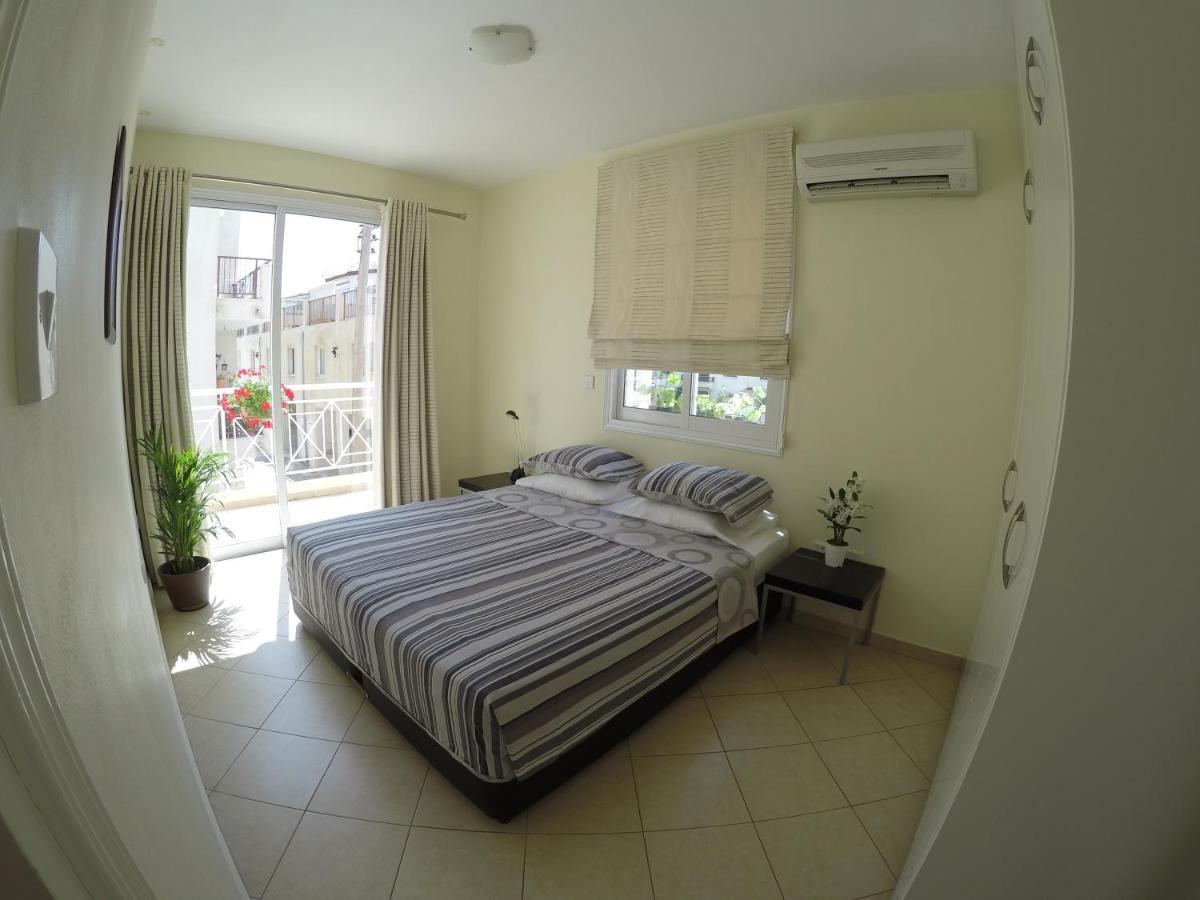 Kato Paphos Suites Bagian luar foto