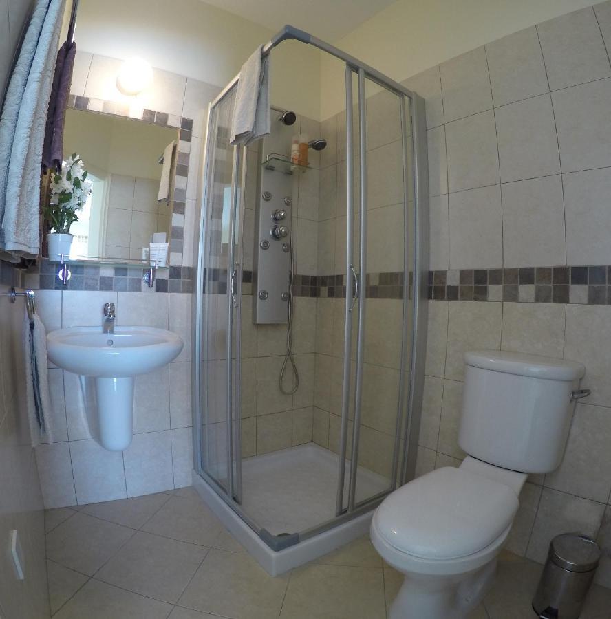 Kato Paphos Suites Bagian luar foto