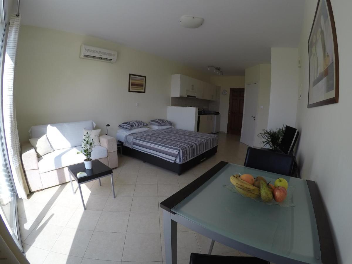 Kato Paphos Suites Bagian luar foto