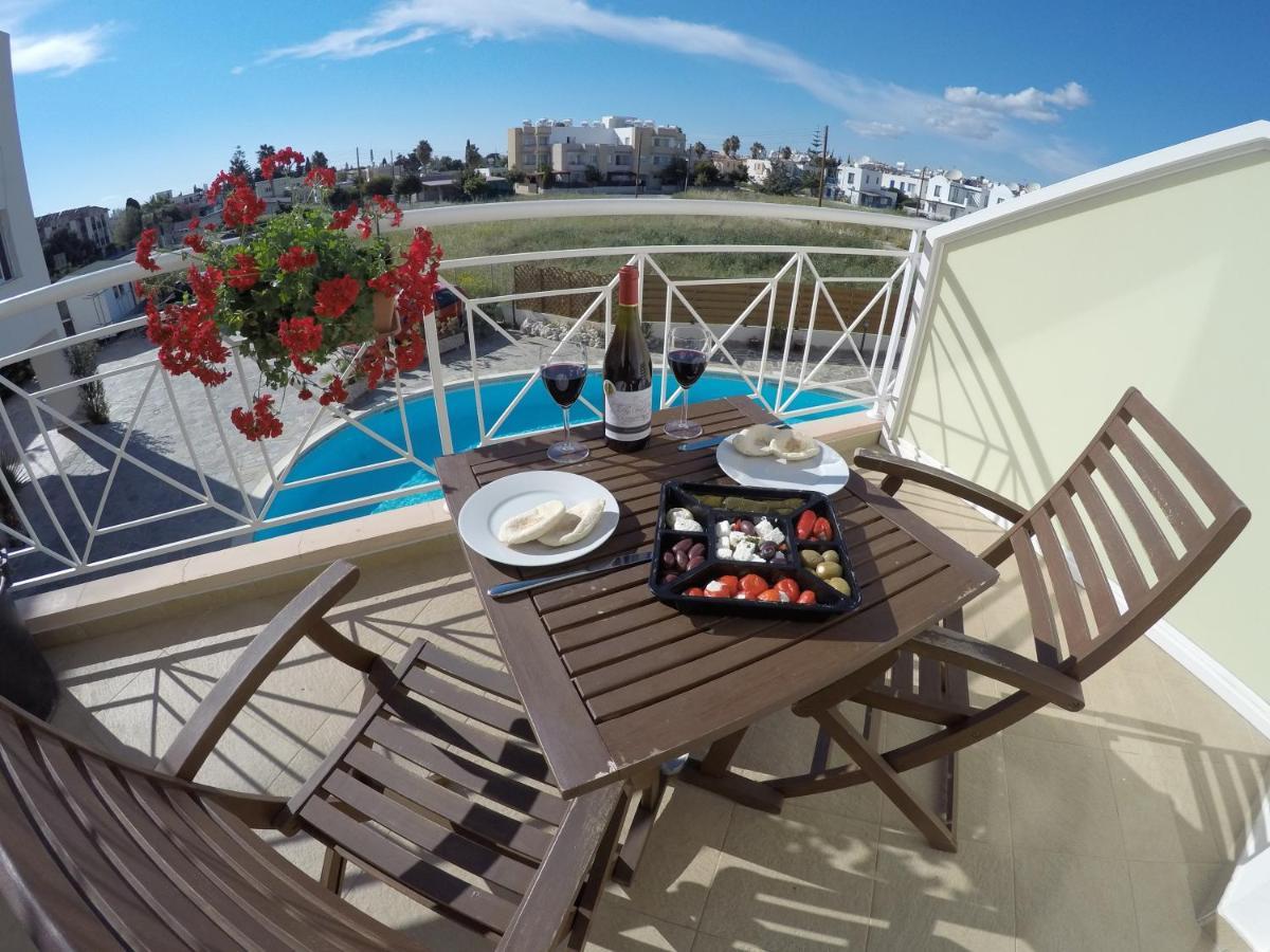 Kato Paphos Suites Bagian luar foto