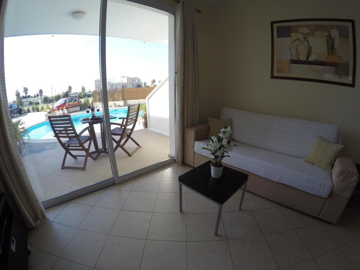 Kato Paphos Suites Bagian luar foto