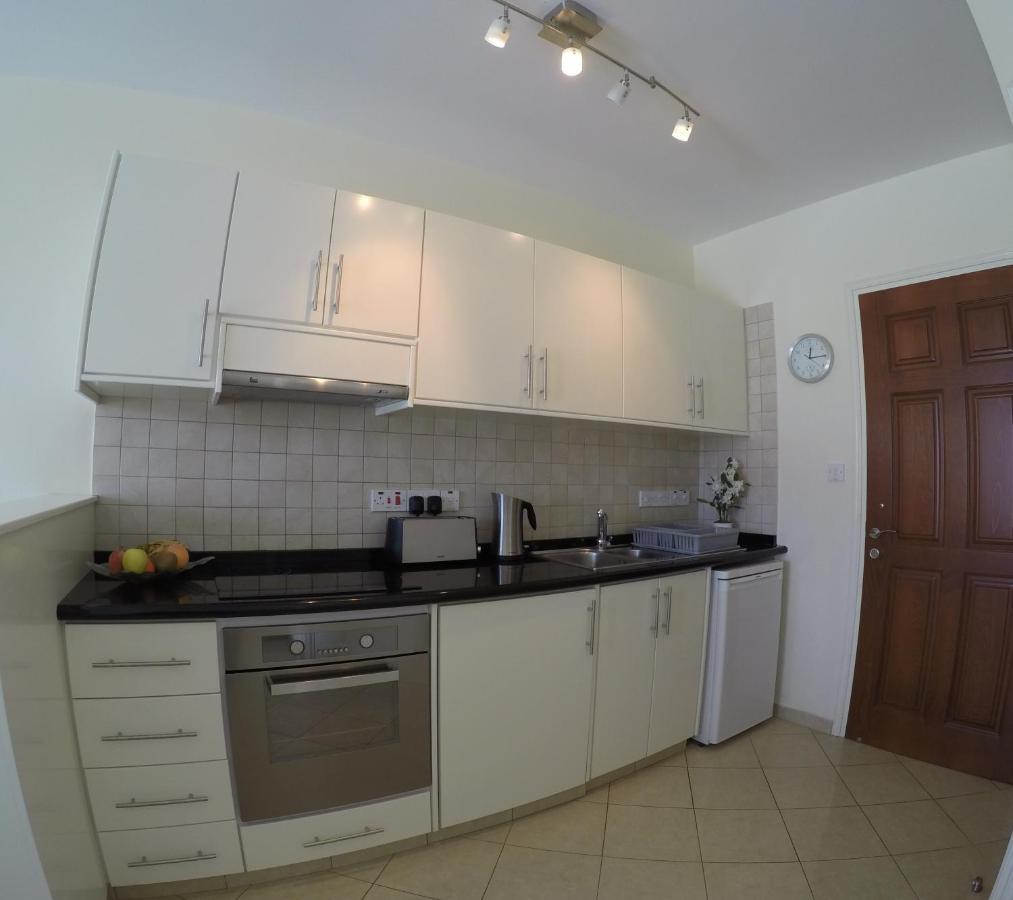 Kato Paphos Suites Bagian luar foto