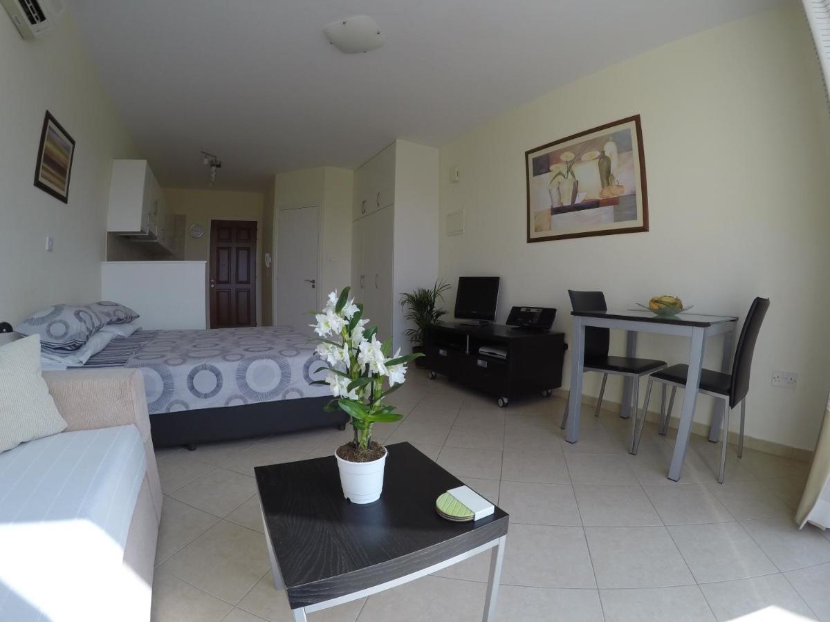 Kato Paphos Suites Bagian luar foto