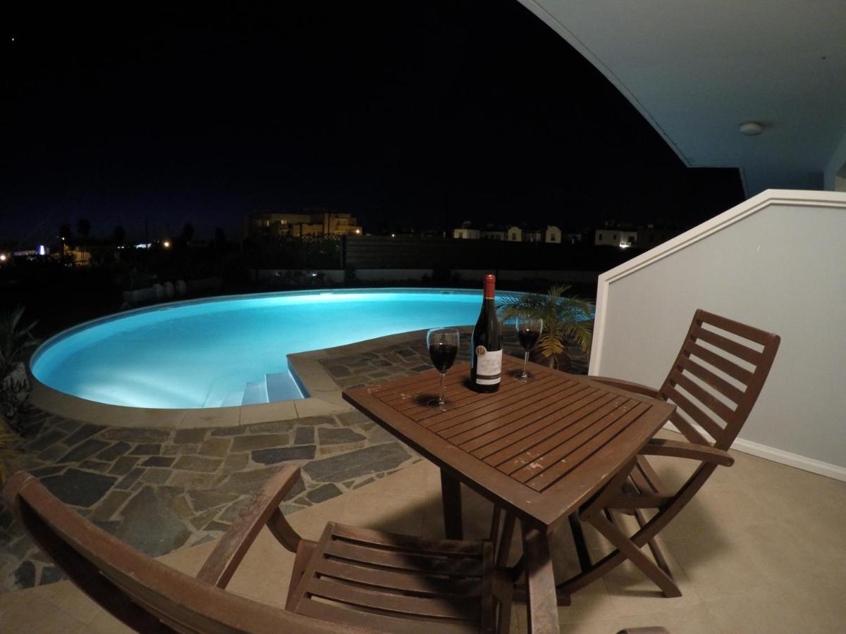 Kato Paphos Suites Bagian luar foto