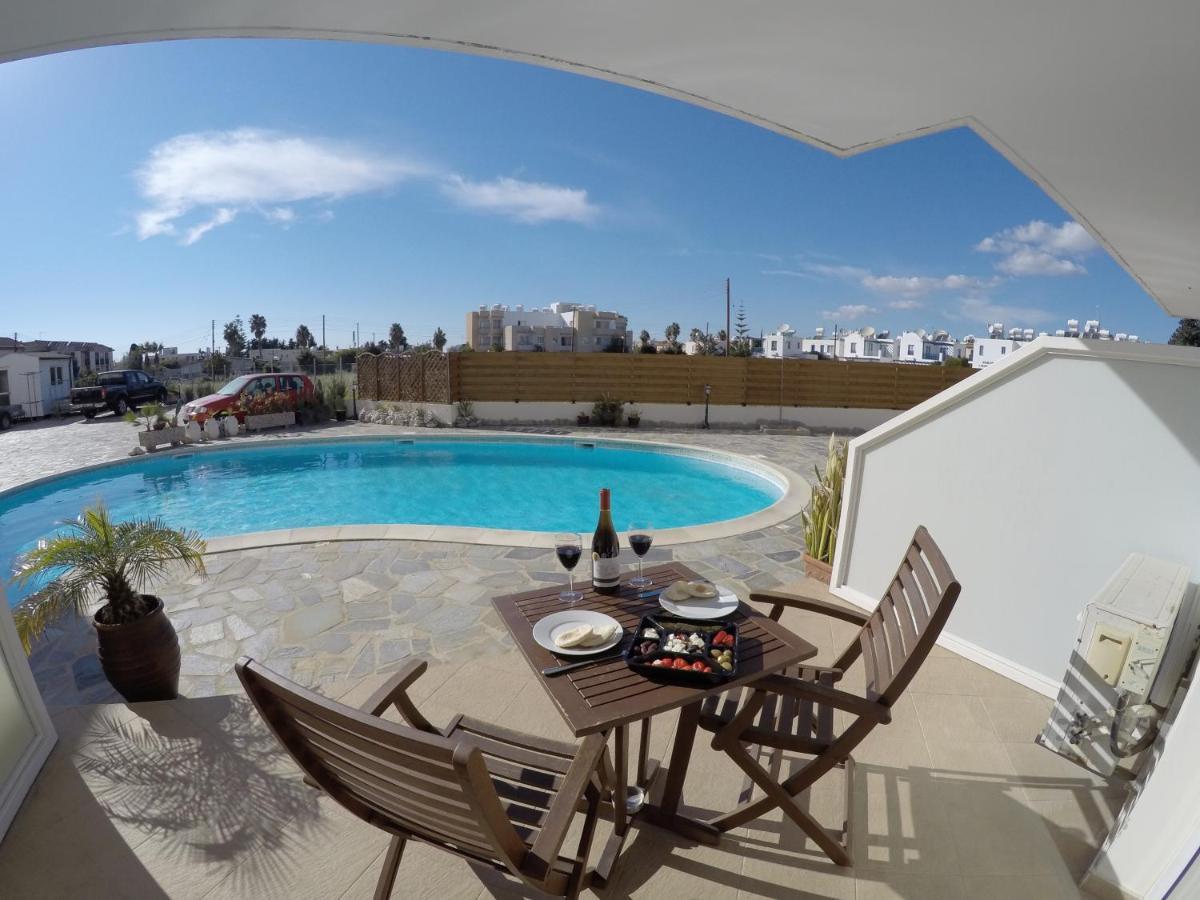 Kato Paphos Suites Bagian luar foto