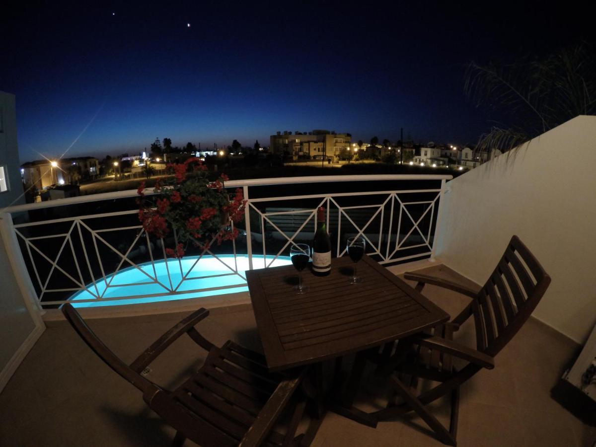 Kato Paphos Suites Bagian luar foto