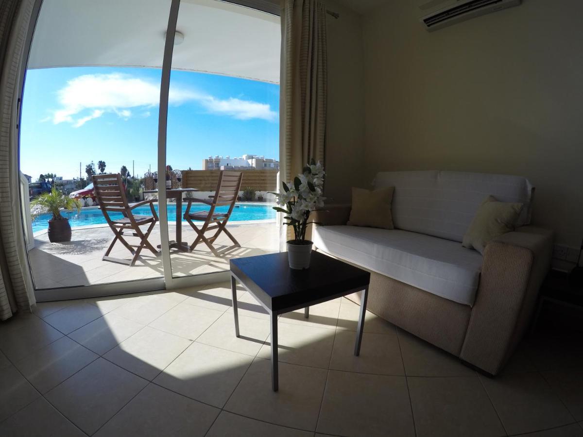Kato Paphos Suites Bagian luar foto