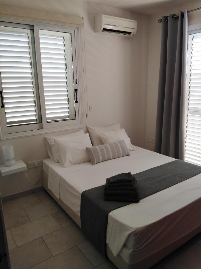 Kato Paphos Suites Bagian luar foto