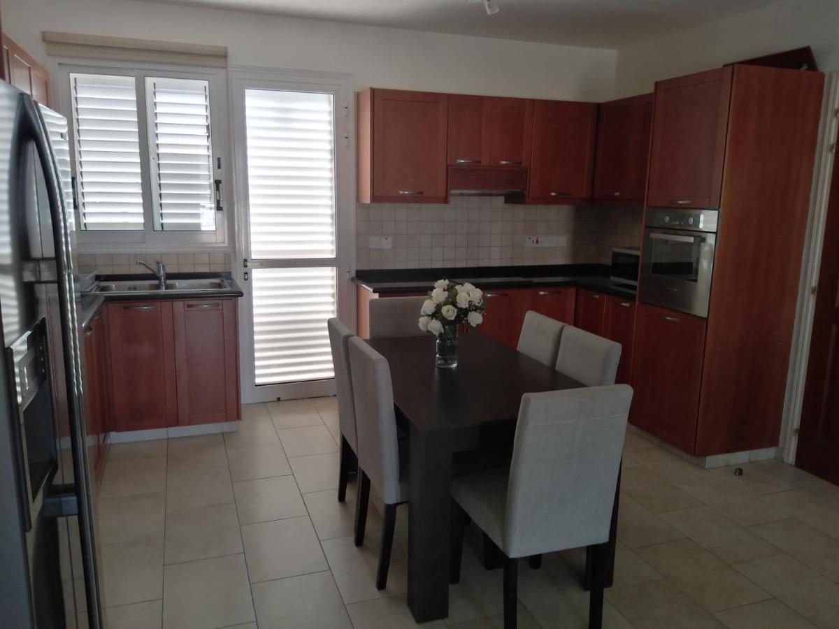 Kato Paphos Suites Bagian luar foto