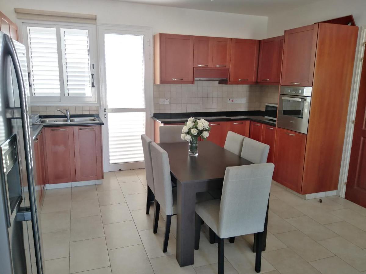 Kato Paphos Suites Bagian luar foto