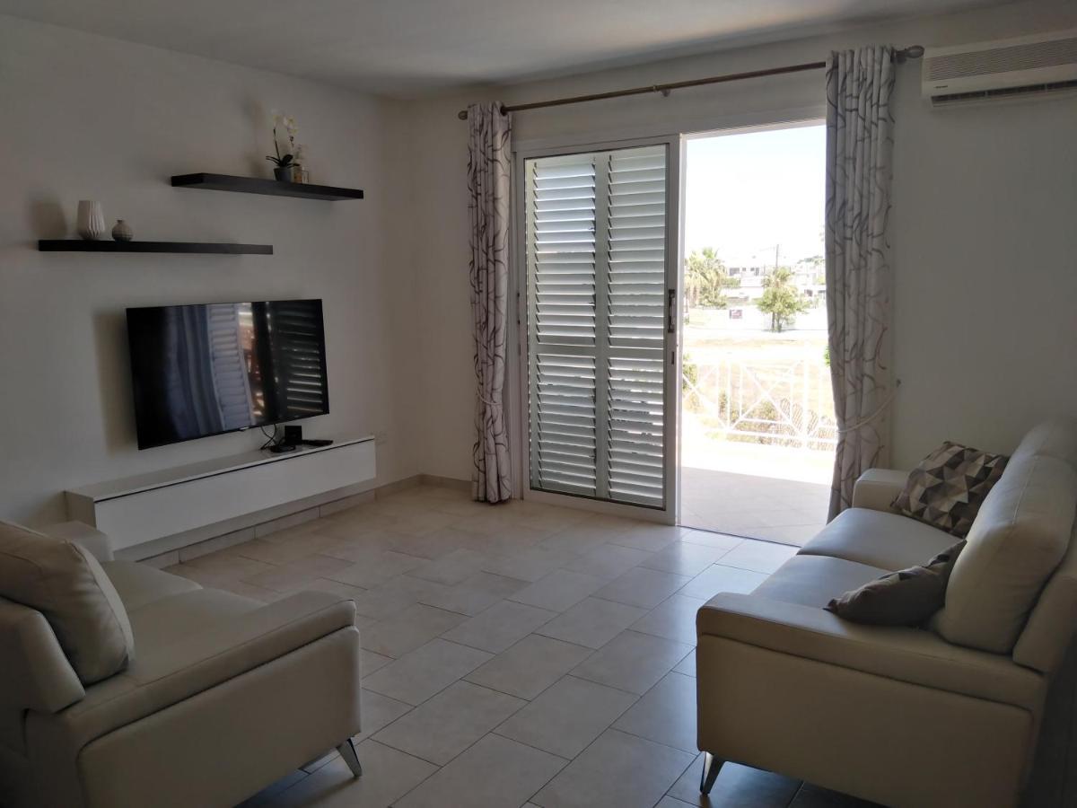 Kato Paphos Suites Bagian luar foto