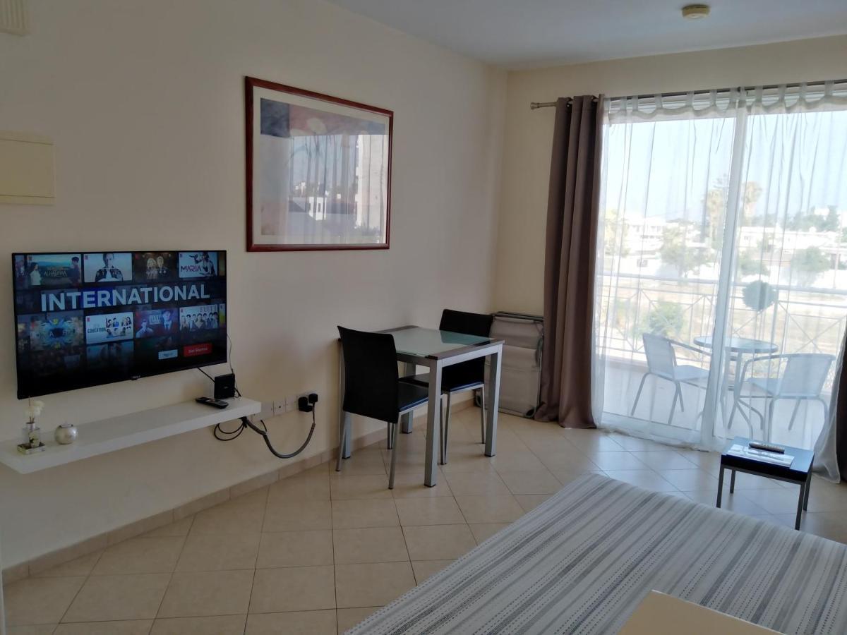 Kato Paphos Suites Bagian luar foto