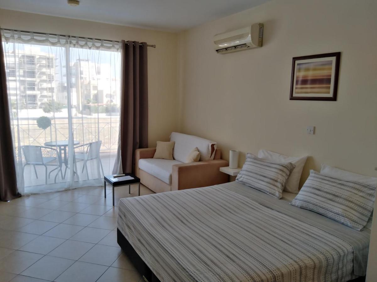 Kato Paphos Suites Bagian luar foto