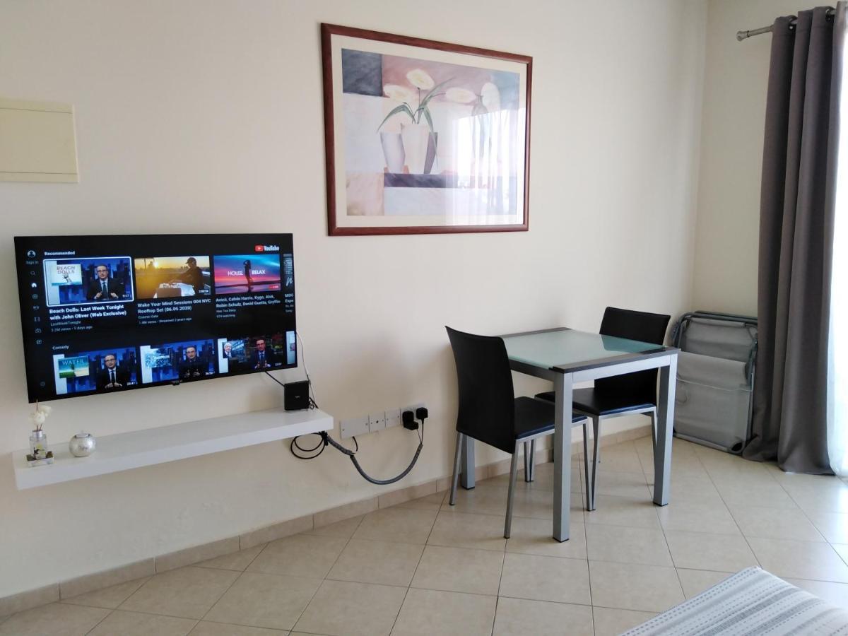 Kato Paphos Suites Bagian luar foto