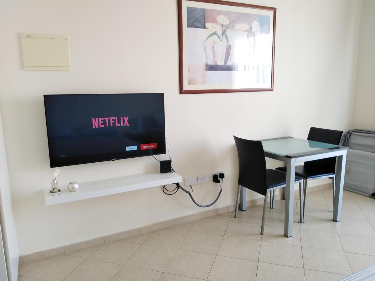 Kato Paphos Suites Bagian luar foto