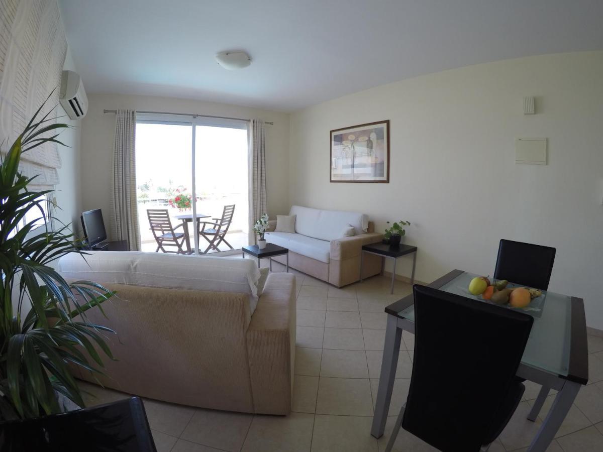 Kato Paphos Suites Bagian luar foto