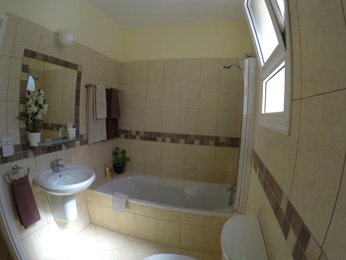 Kato Paphos Suites Bagian luar foto