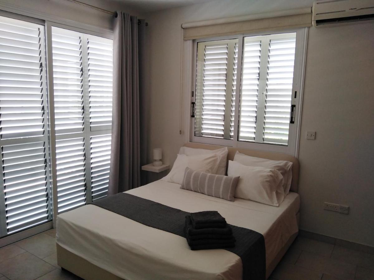 Kato Paphos Suites Bagian luar foto