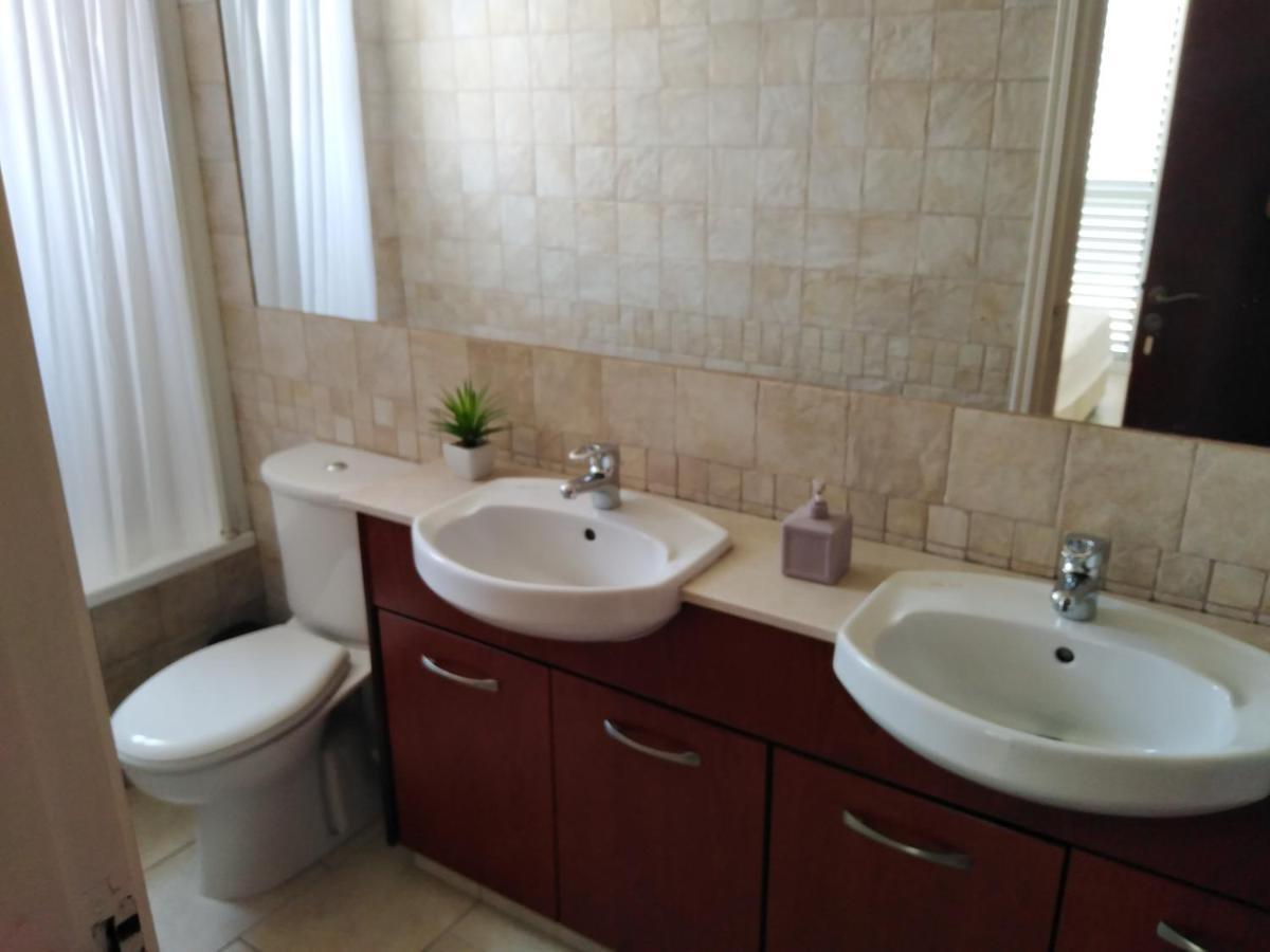 Kato Paphos Suites Bagian luar foto