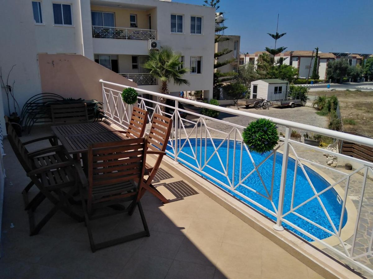 Kato Paphos Suites Bagian luar foto