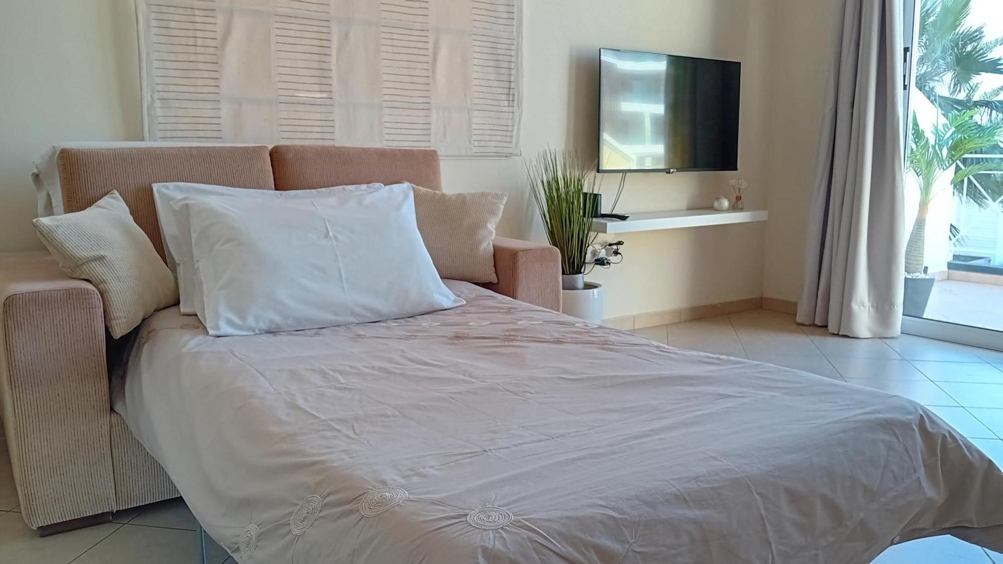 Kato Paphos Suites Bagian luar foto