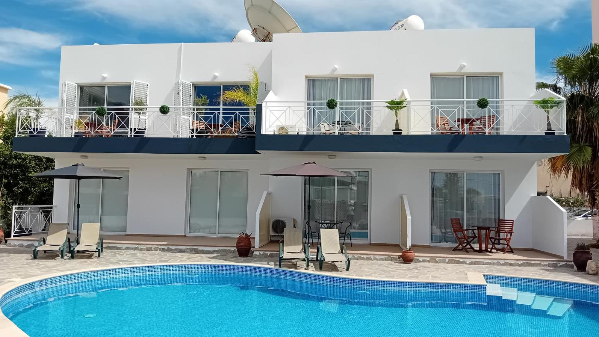 Kato Paphos Suites Bagian luar foto
