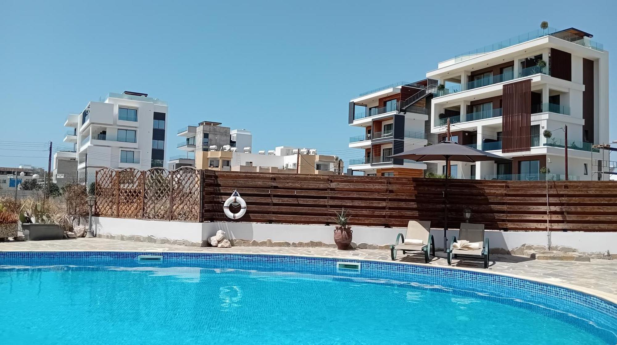 Kato Paphos Suites Bagian luar foto