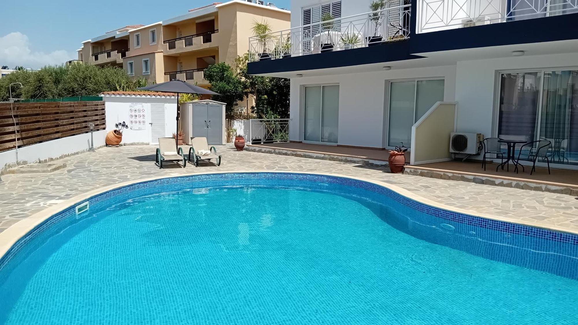 Kato Paphos Suites Bagian luar foto