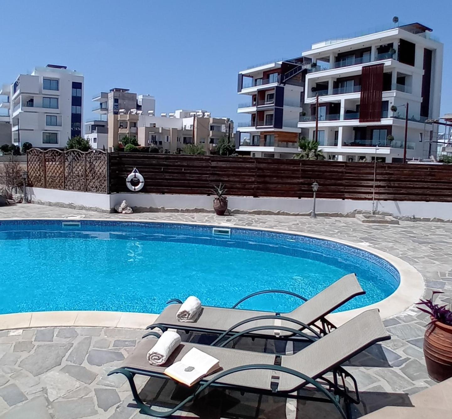Kato Paphos Suites Bagian luar foto