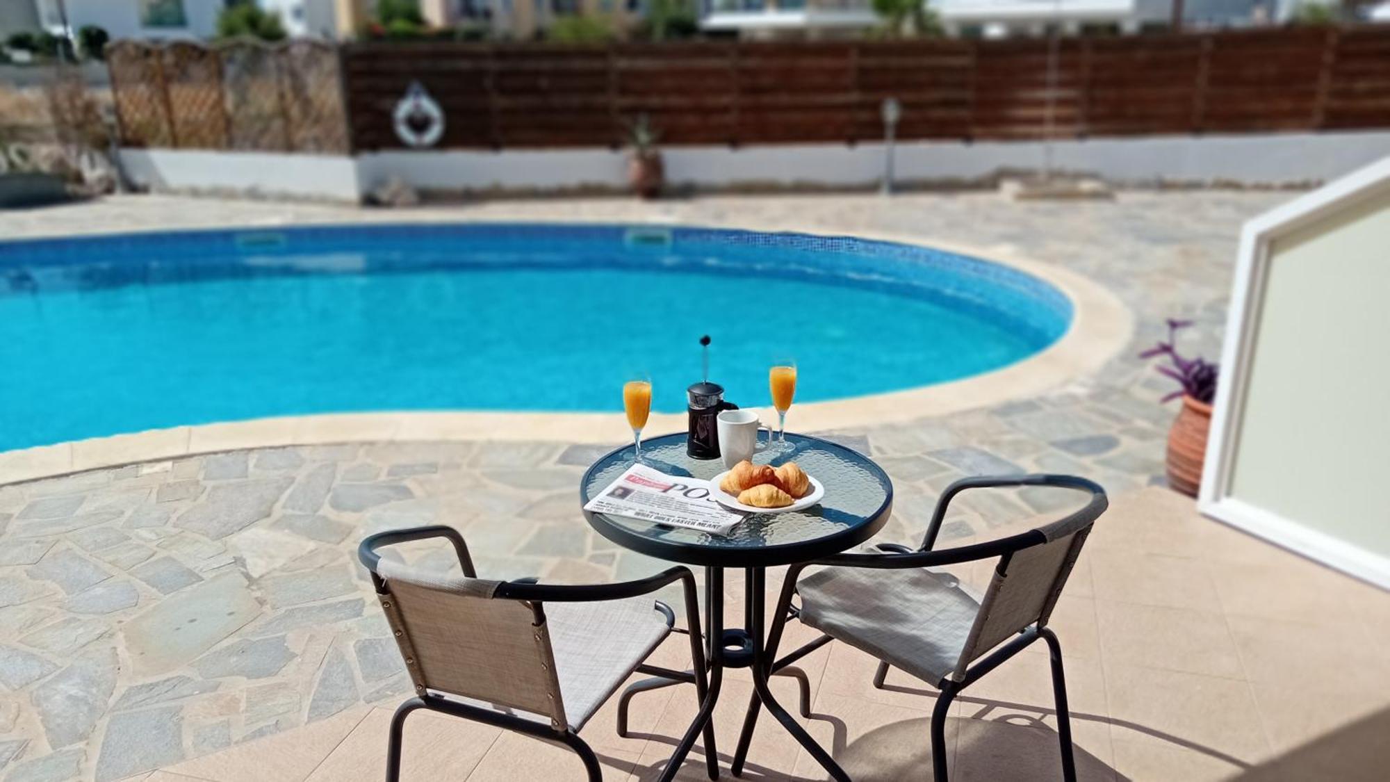 Kato Paphos Suites Bagian luar foto