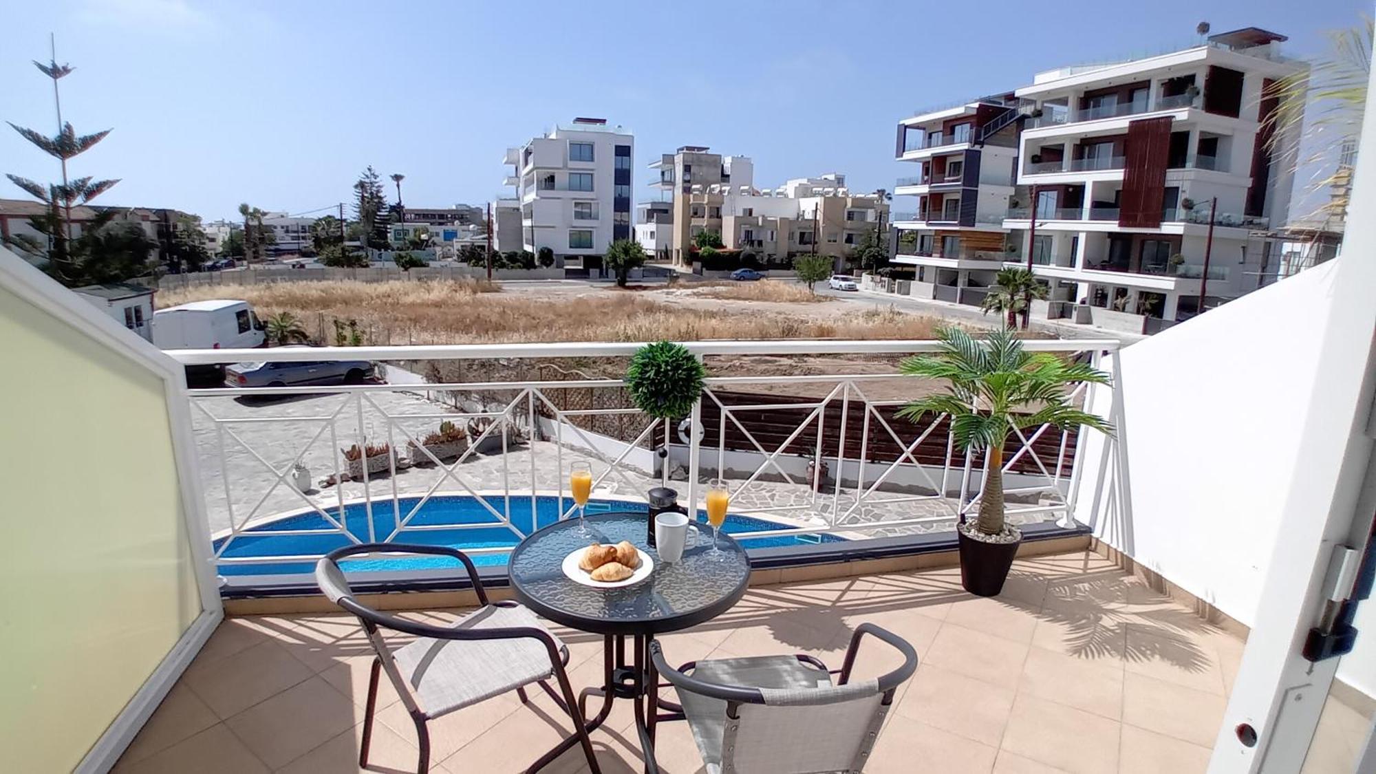 Kato Paphos Suites Bagian luar foto