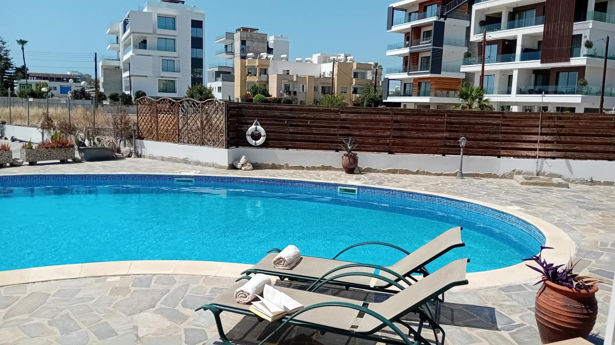 Kato Paphos Suites Bagian luar foto